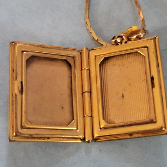 Vintage Goldtone Cameo Locket Jewelry Set #905 - Picture 4 of 5